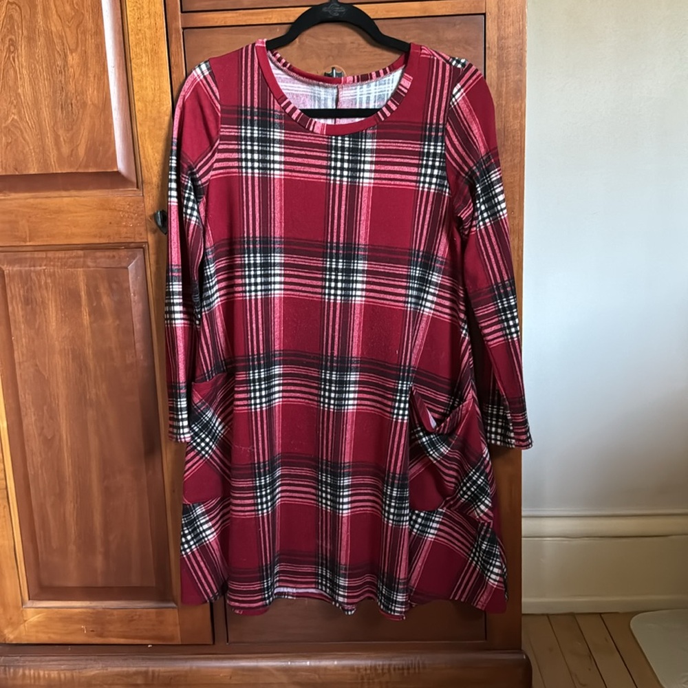 Cute lightweight plaid flannel dress with front pockets